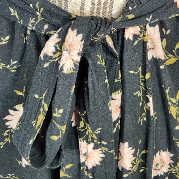 American Eagle Black Floral Print Cap Sleeve Open Back Dress Size Medium - Picture 7 of 10